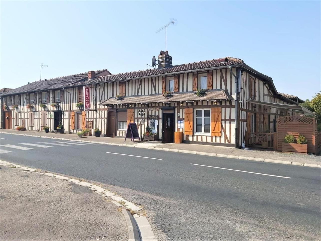 La Petite Auberge Chatelraould-Saint-Louvent Екстер'єр фото
